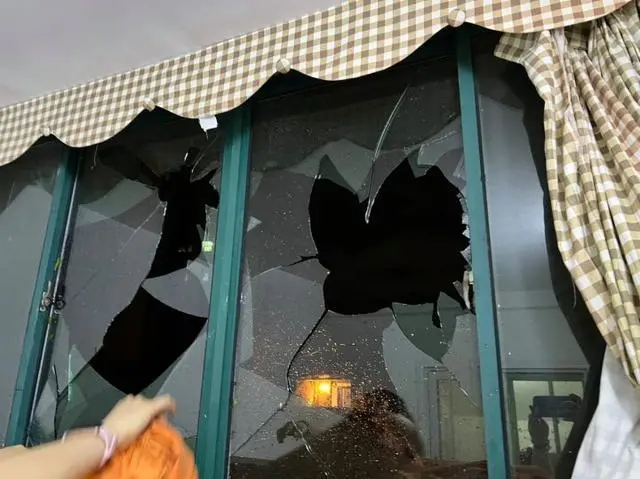 窗戶沒被整個吹走已算不幸中之大幸