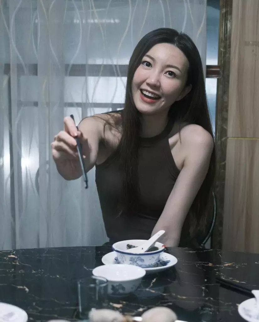 網友一見新相即把關注點落在吳若希略顯浮腫的臉容上!