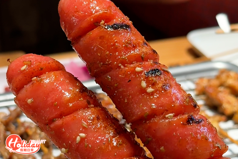 台灣香腸（$12.8/串）口感爽脆，脂香十足。