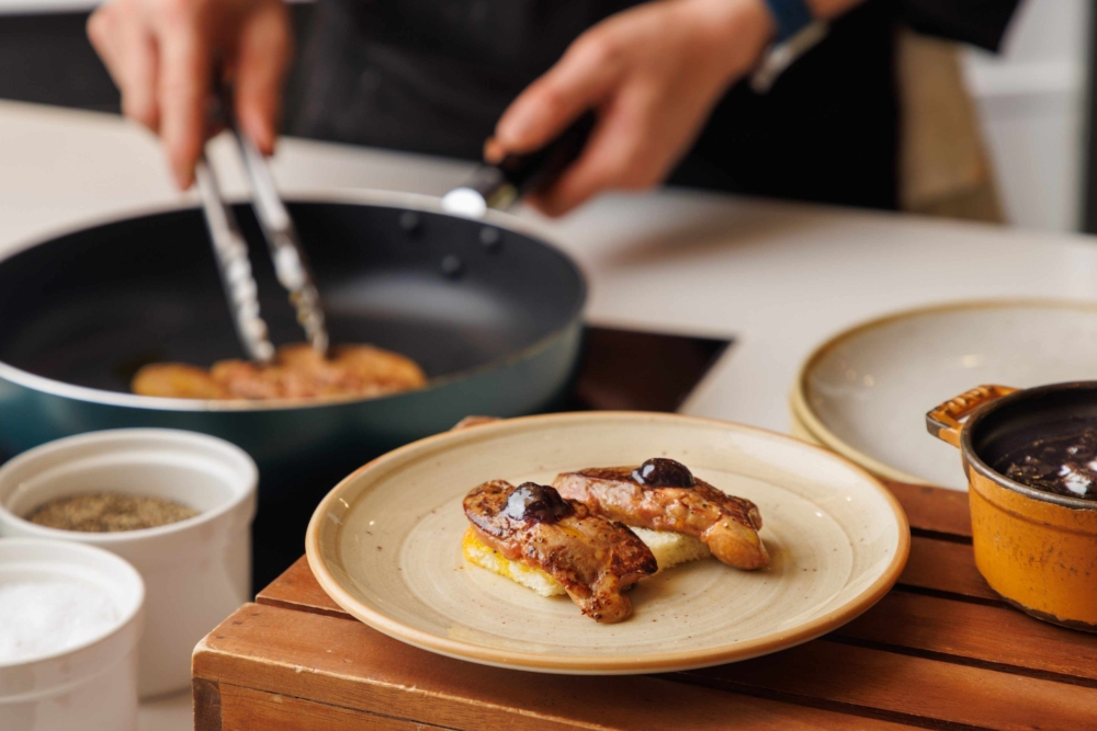 自助晚餐供應厚煎鵝肝~