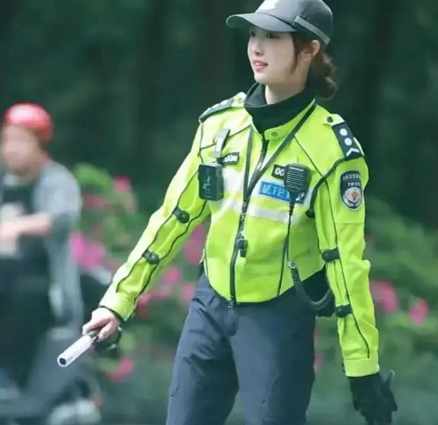杭州一位交警近日在網絡上爆紅,她被封為「杭州朴信惠」