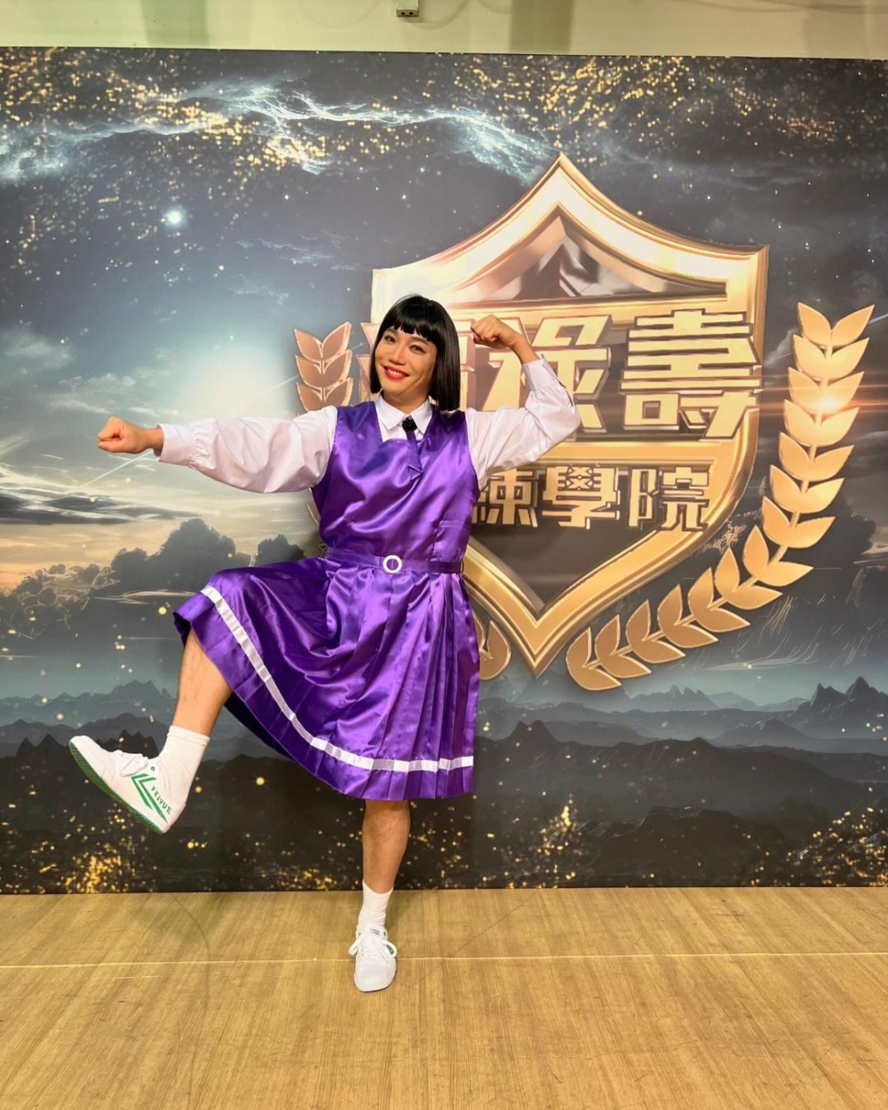 TVB簽約藝人黃建東以「一人Avantgardey」姿態跳唱《打雀英雄傳》及《跳舞街》