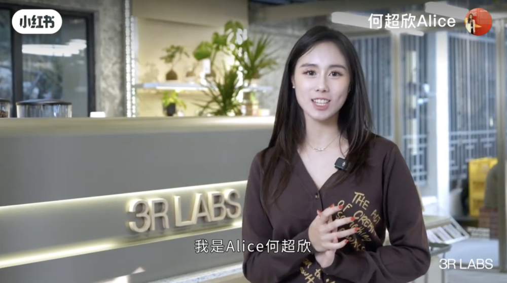 網友又提到一件小事,他指課程期間何超欣有問題想問老師就一直舉手一至兩分鐘