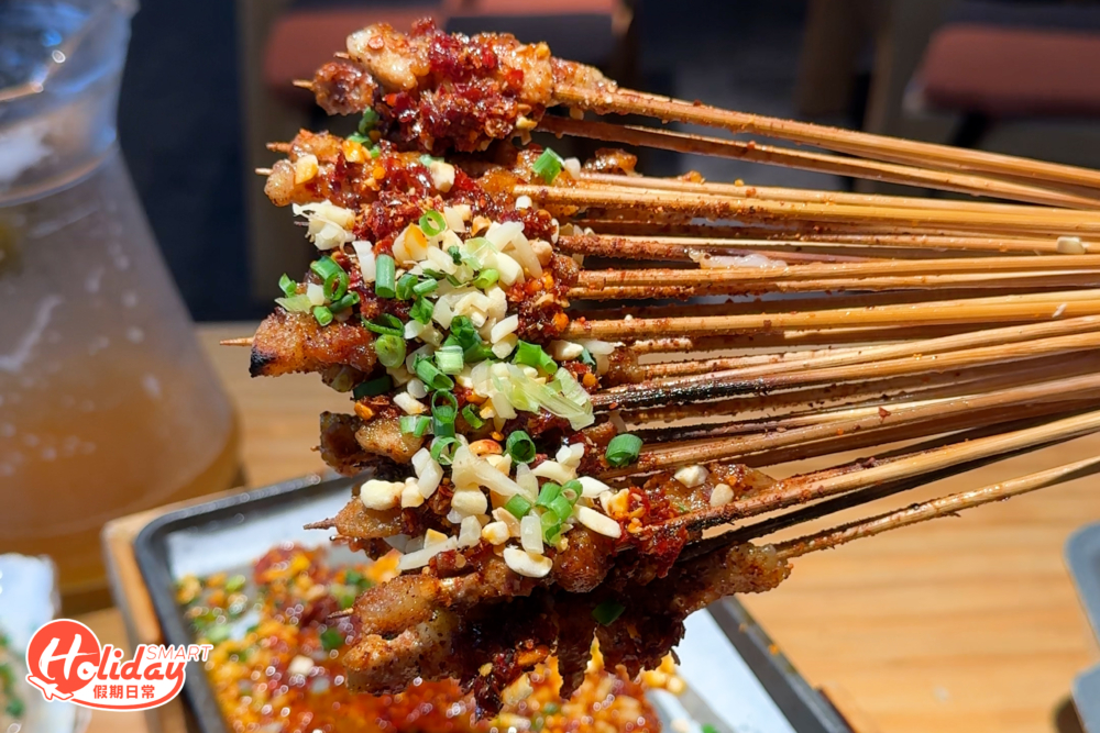 潑辣豬小串($68/份)超大一份,醬汁香辣帶麻。