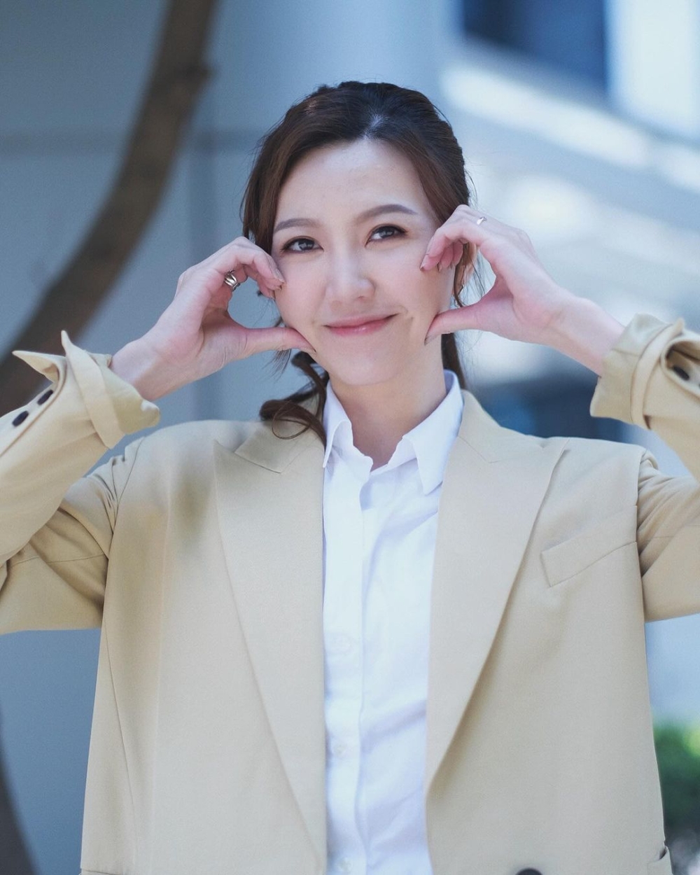 網友:「塊面打咗咩?成個麵包超人咁…..」