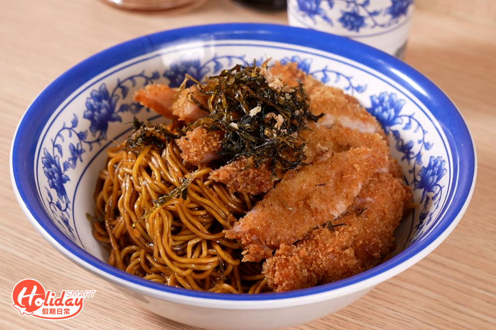 飽肚之選有排骨蔥油拌麵，排骨外脆內軟嫩。