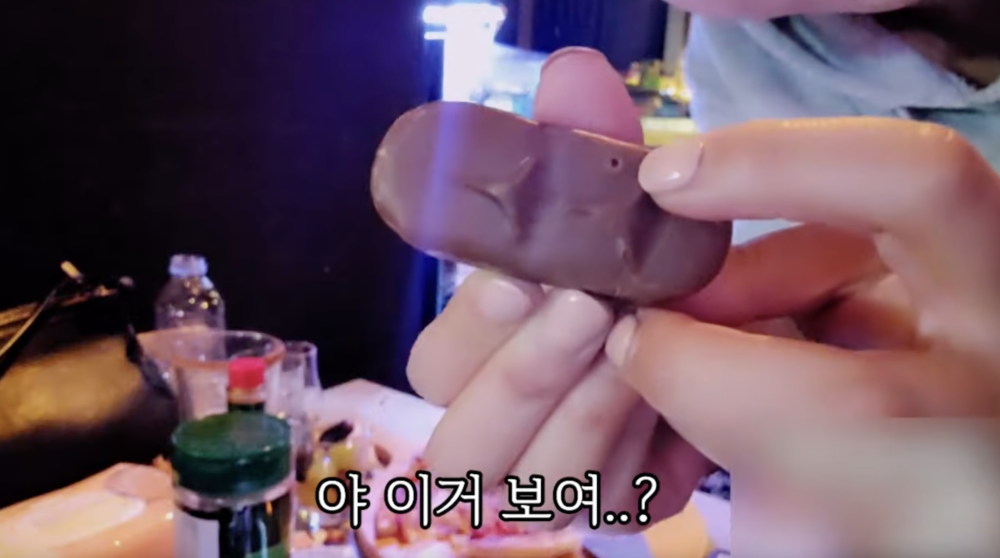 朱古力上方竟有一個孔洞！