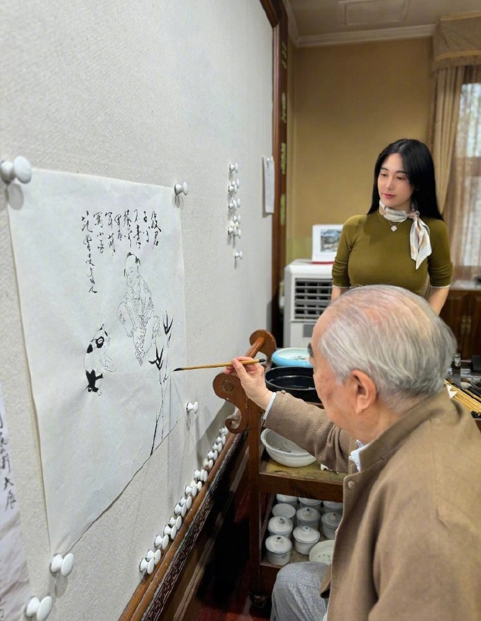 相中可見徐萌十分年輕,而且身材豐滿。