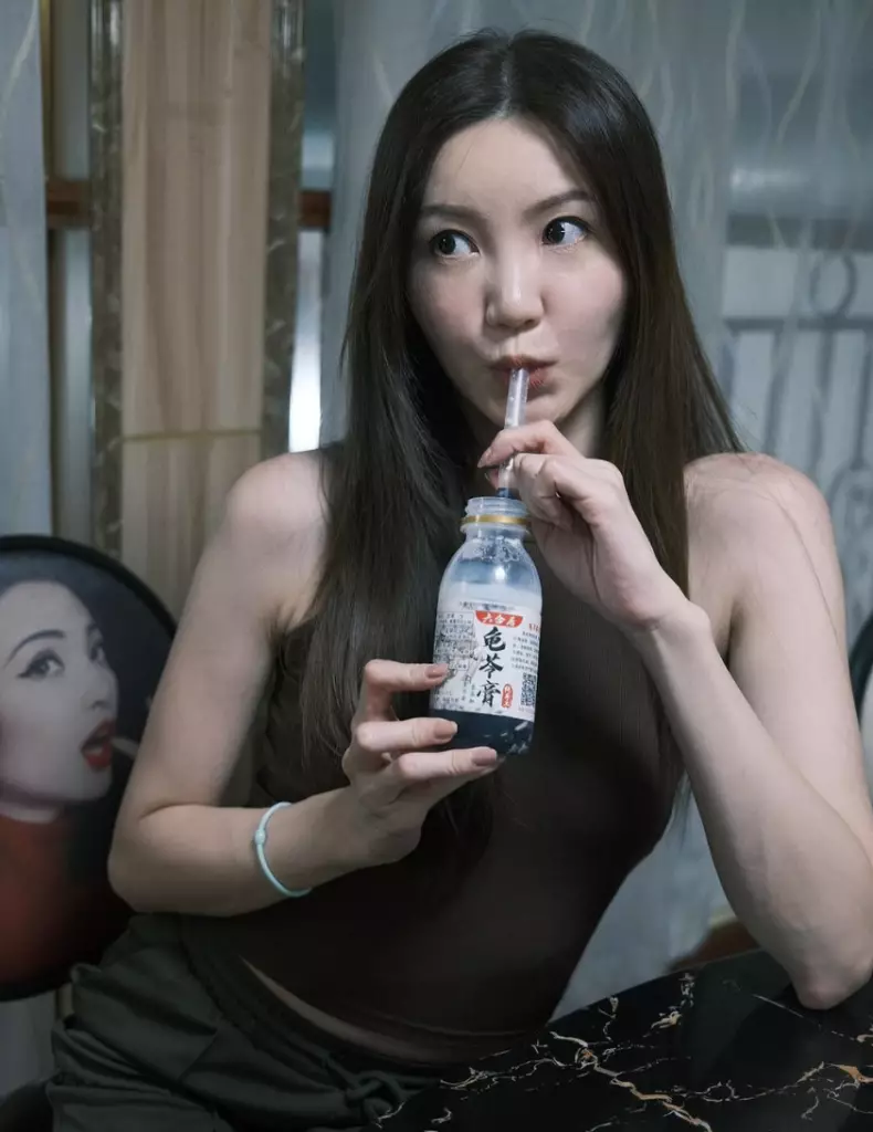 相中吳若希似乎處於極水腫狀態