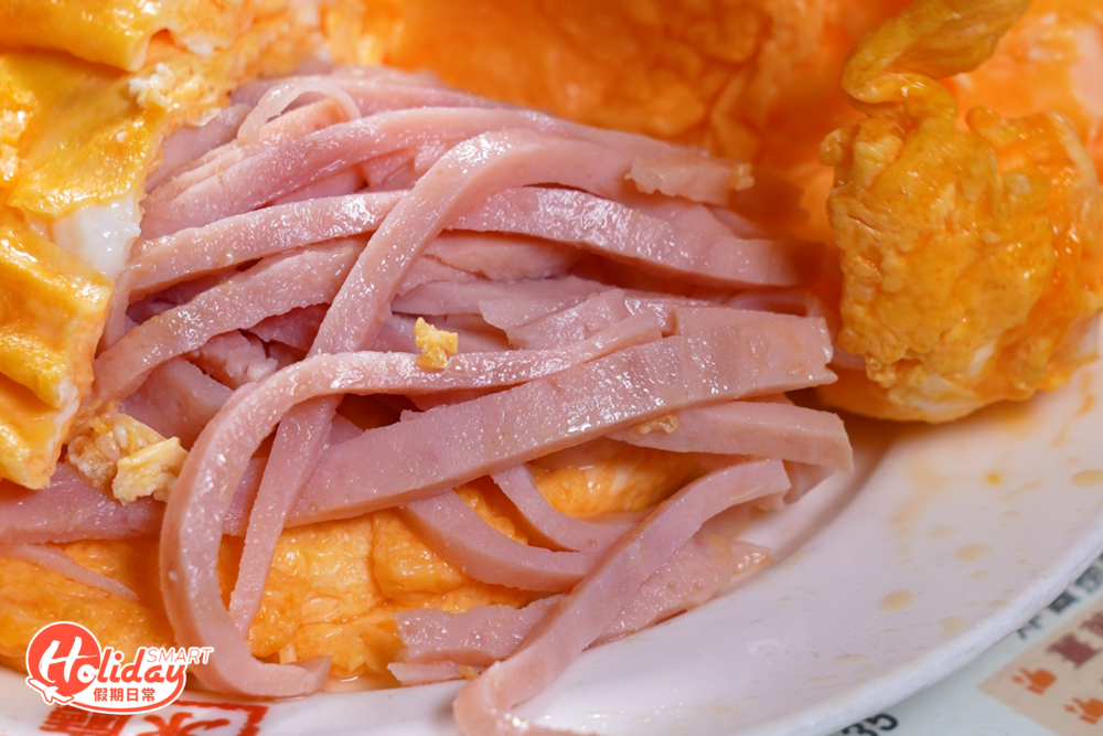 巨型火腿奄列滑蛋大大隻，一切開火腿絲隨即傾瀉而出，非常豐富。