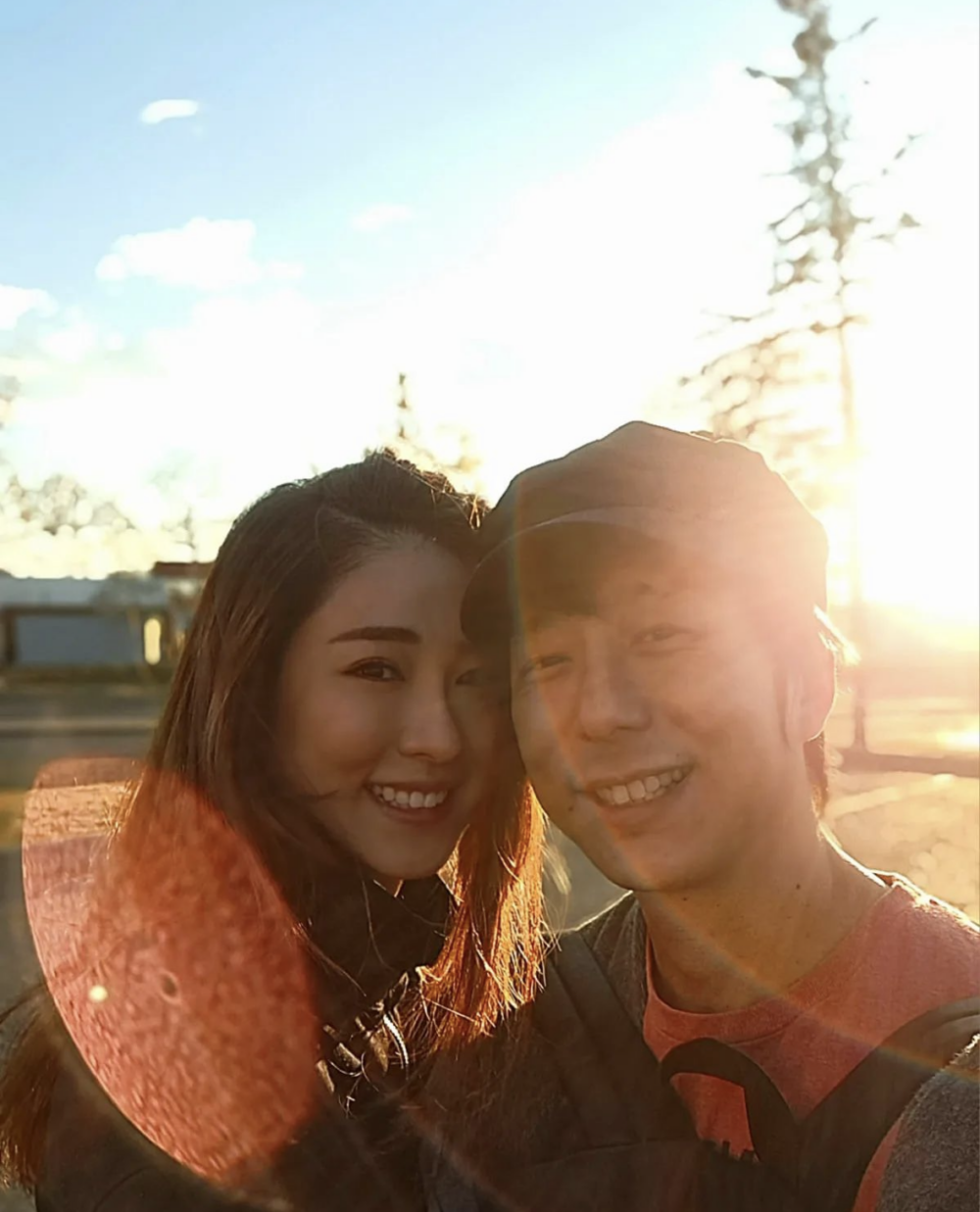 鄧健泓於2022年尾時透露自己同老婆石詠莉以永久居民身份移民到加拿大