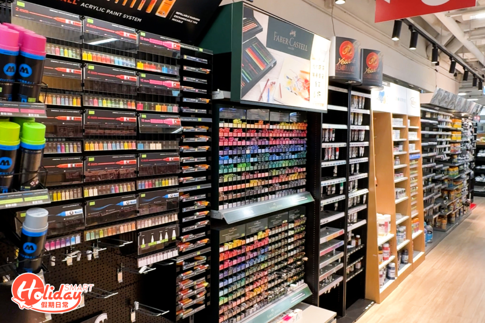 美術生必買不同類別的顏料，如油畫、木顏色及木顏色等