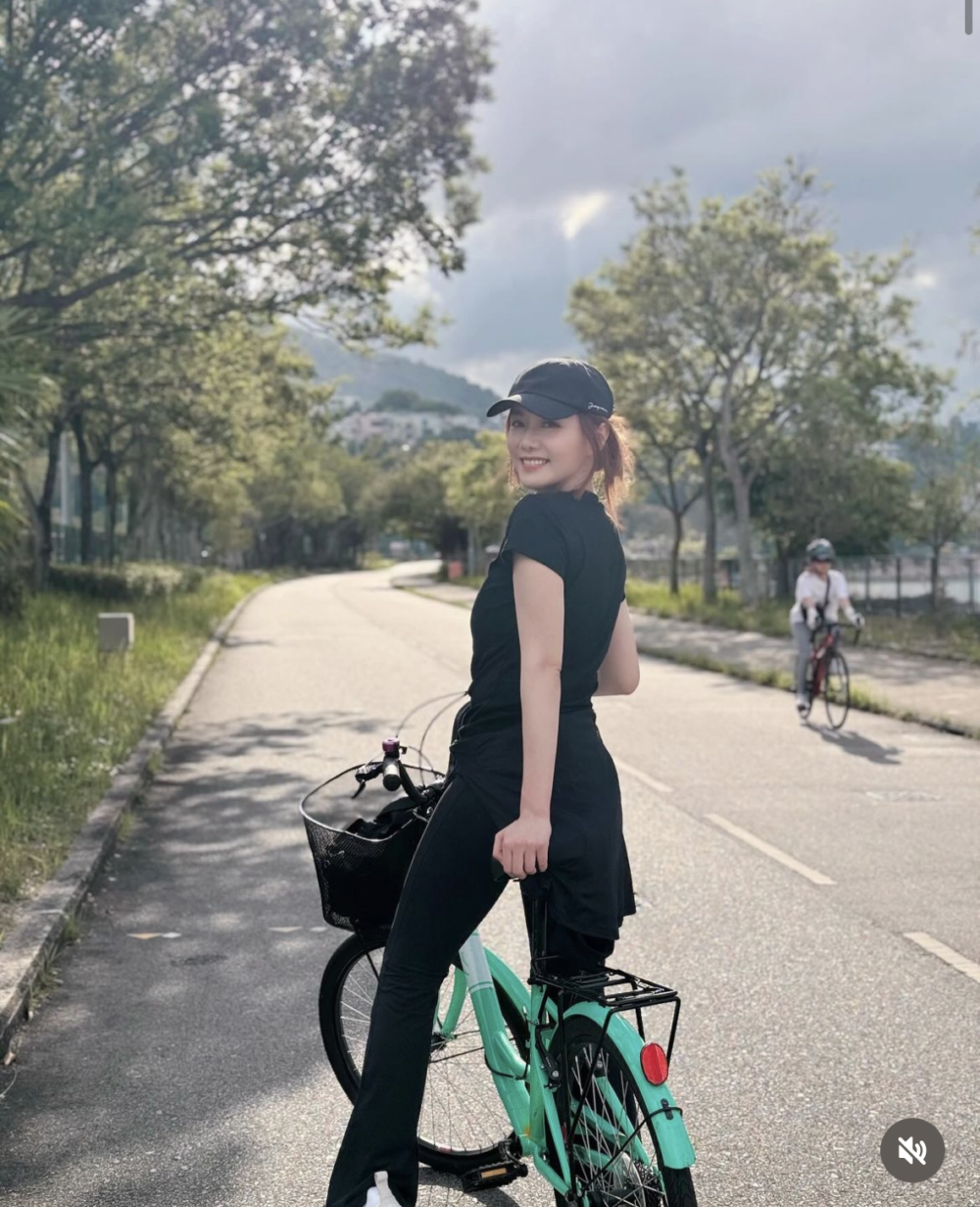近日，湯洛雯（靚湯）在社交平台上傳了一組單車外遊的照片