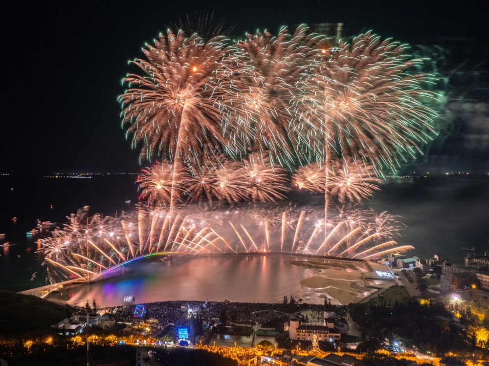 煙花及無人機表演於5月2日至7月30日期間的指定時間舉辦，有興趣觀賞的朋友可以先確認時間表～