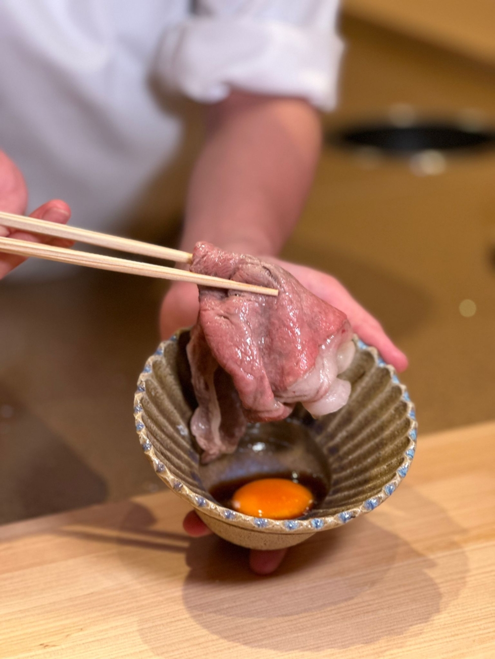 「特製生蛋汁」蛋汁可以將剛燙好嘅牛肉降溫避免燙口，同時又可以增加牛肉嫰滑口感，令人食落去有如夢幻一樣。  