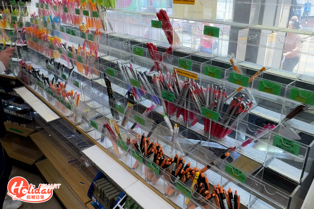 地下G樓主要以金筆和其他筆類為主，大部分鉛芯筆都被清空，只餘下部分原子筆和螢光筆，另外鋼筆和迪士尼印章仍有少量存貨。