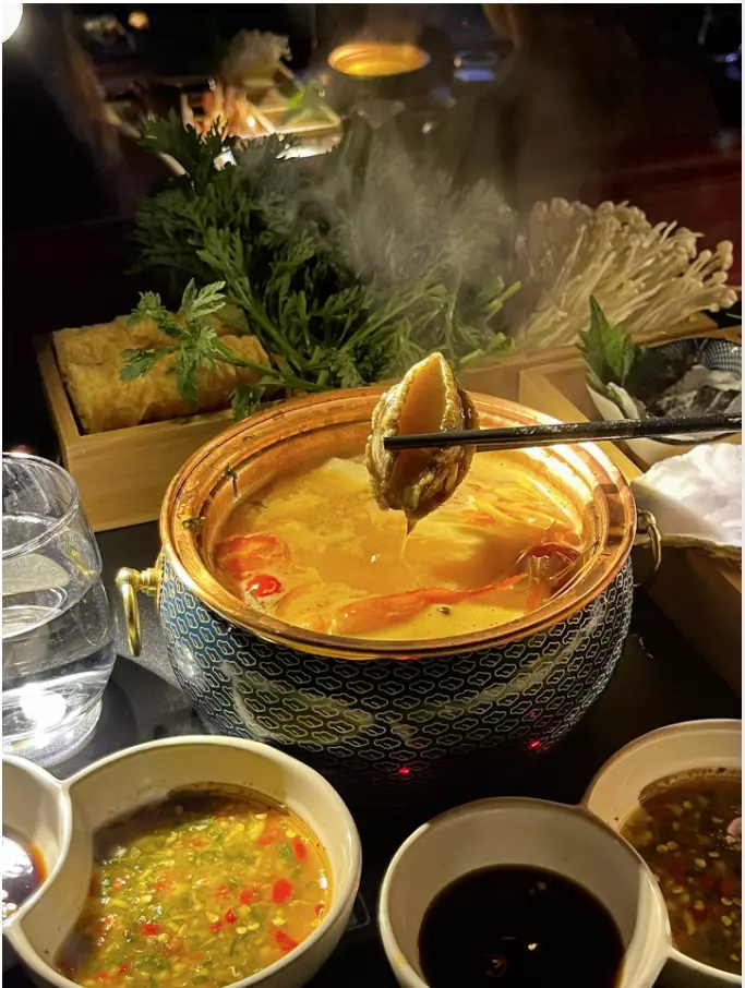 「九宮格菜盤」中包括了肉類、海鮮以及各種常見的火鍋料