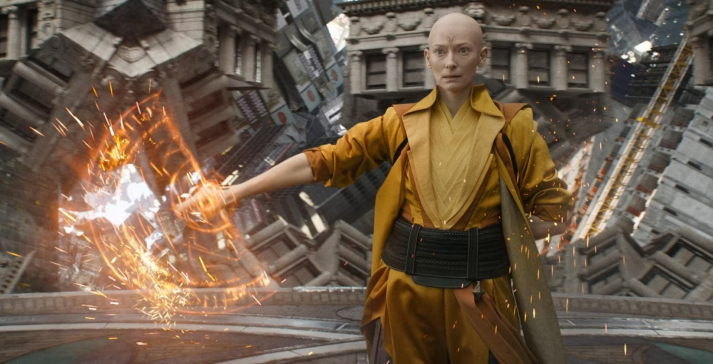 光頭造型讓人乍看之下以為是Tilda Swinton飾演的「古一法師」!