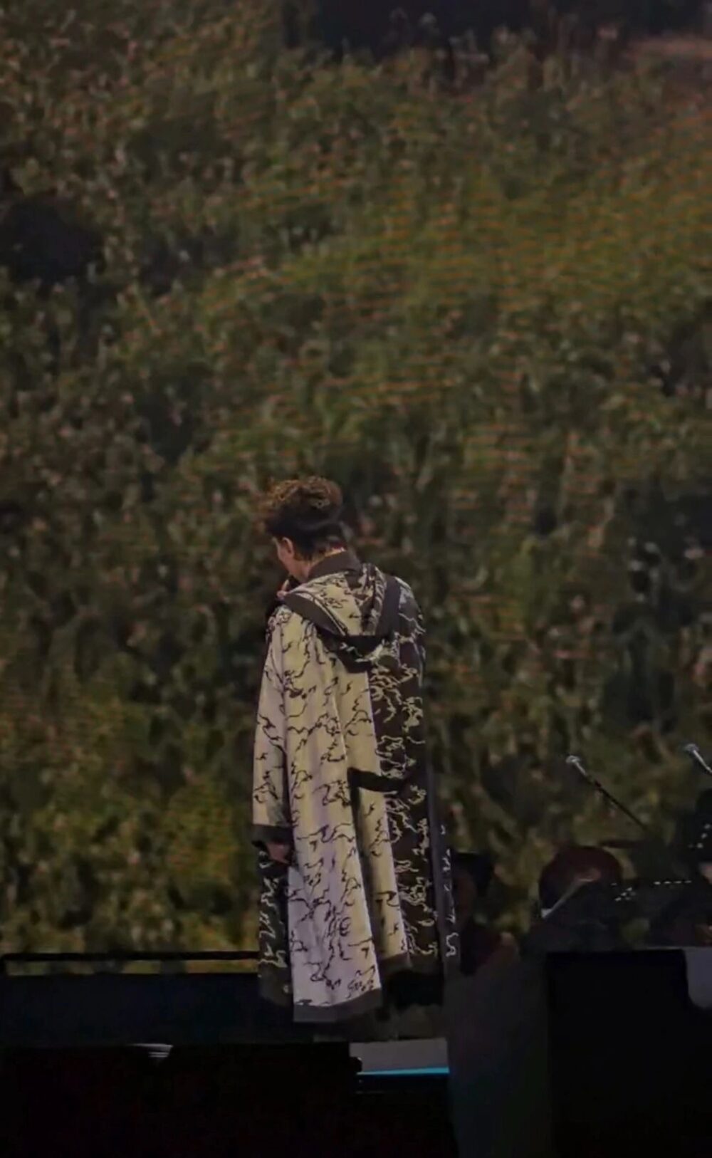 Eason表現出了極高的專業素養，在唱《任我行》的時有一半時間背對觀眾