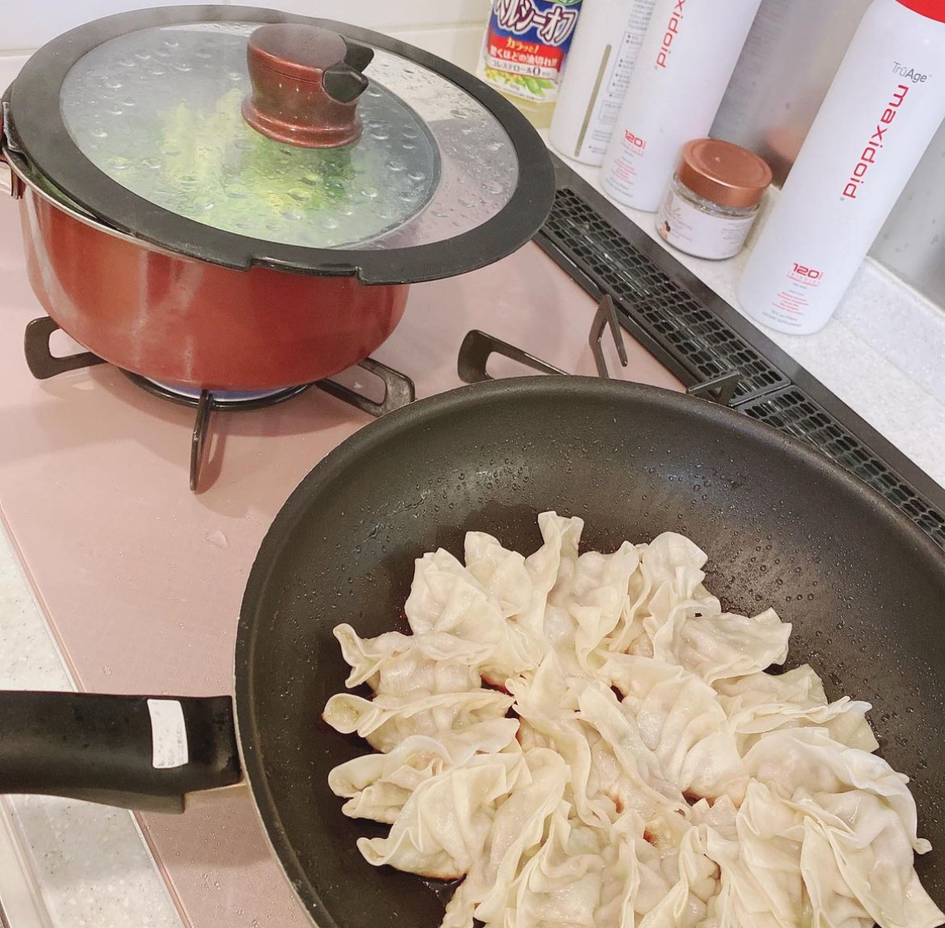 佢經常與子女一齊出遊、做手工藝品或者下廚。