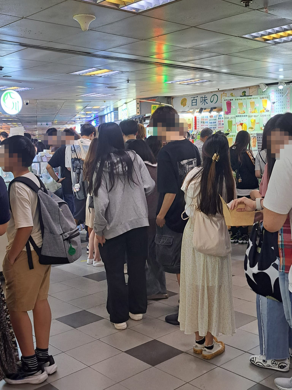 葵涌廣場近年有不少小食店進駐，吸引食客「掃街」