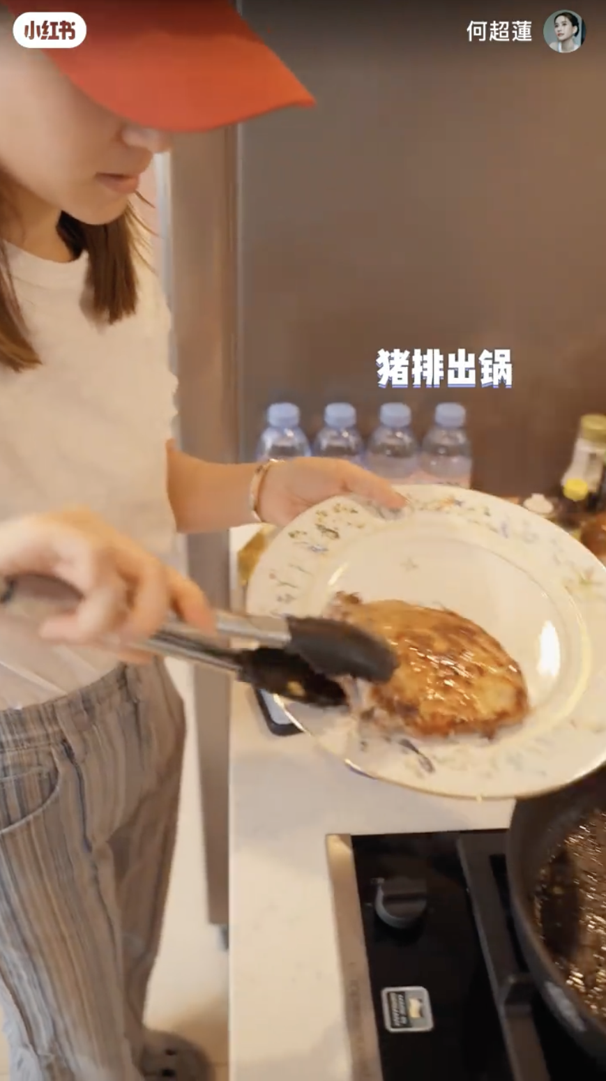 其實何超蓮平日也會拍片煮食，她今次就分享了自己炮製「港式經典焗豬排飯」的過程