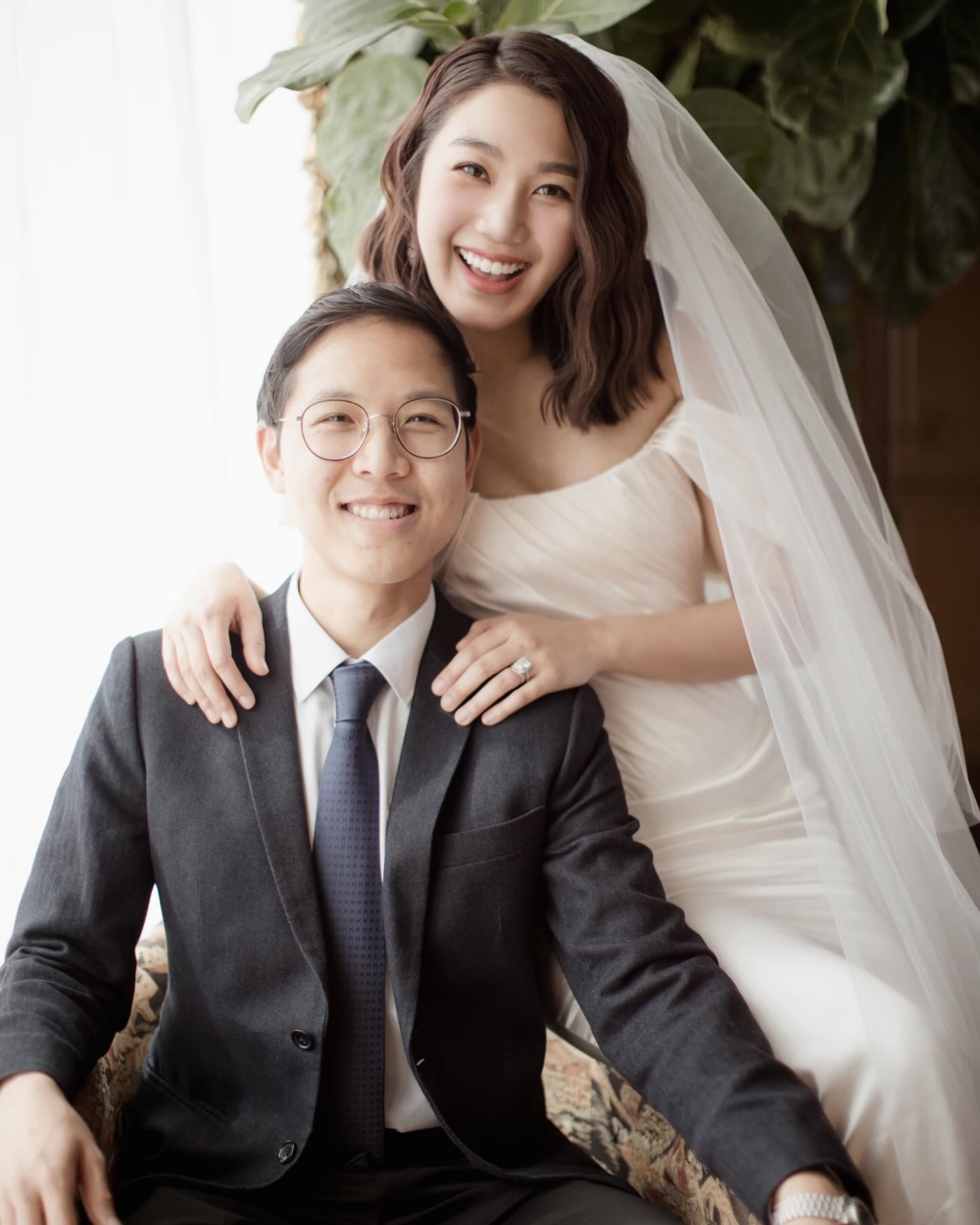 37歲的姜麗文在社交網上貼出了與老公Pakho在港補辦婚宴的照片