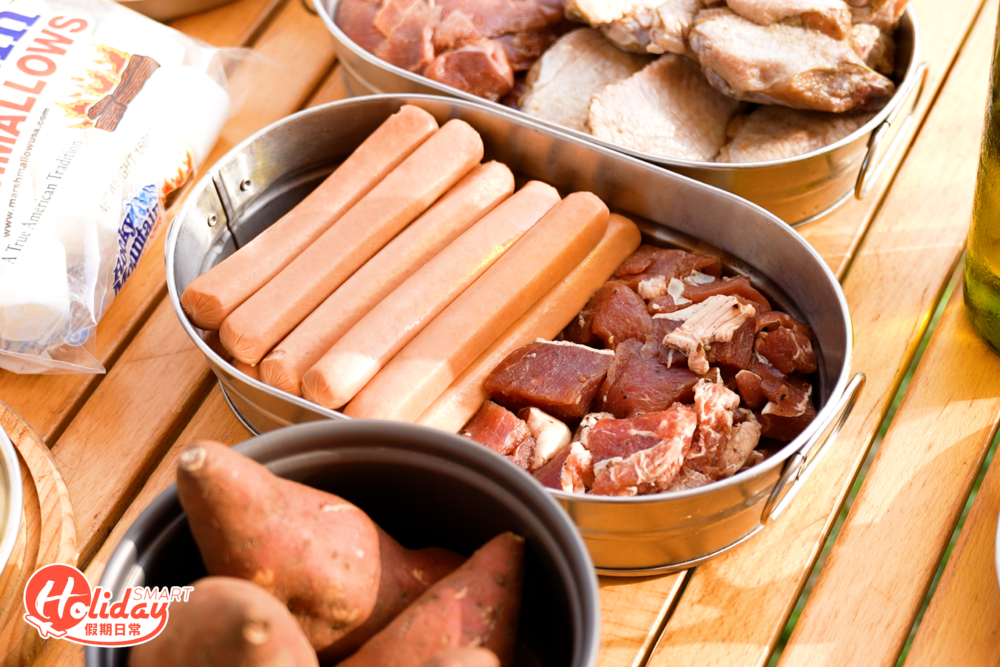 食物方面營地有提供燒烤爐及BBQ套餐，食物款式豐富又量多