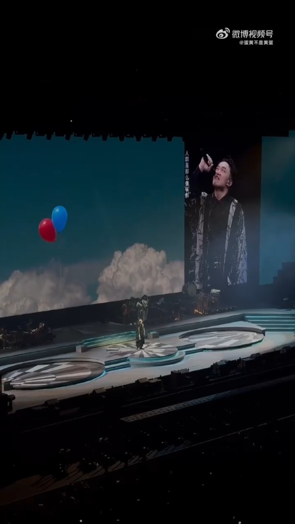 而幽默的Eason後來更模仿對方的聲線，唱出最後一句「人群是那麼像羊群」