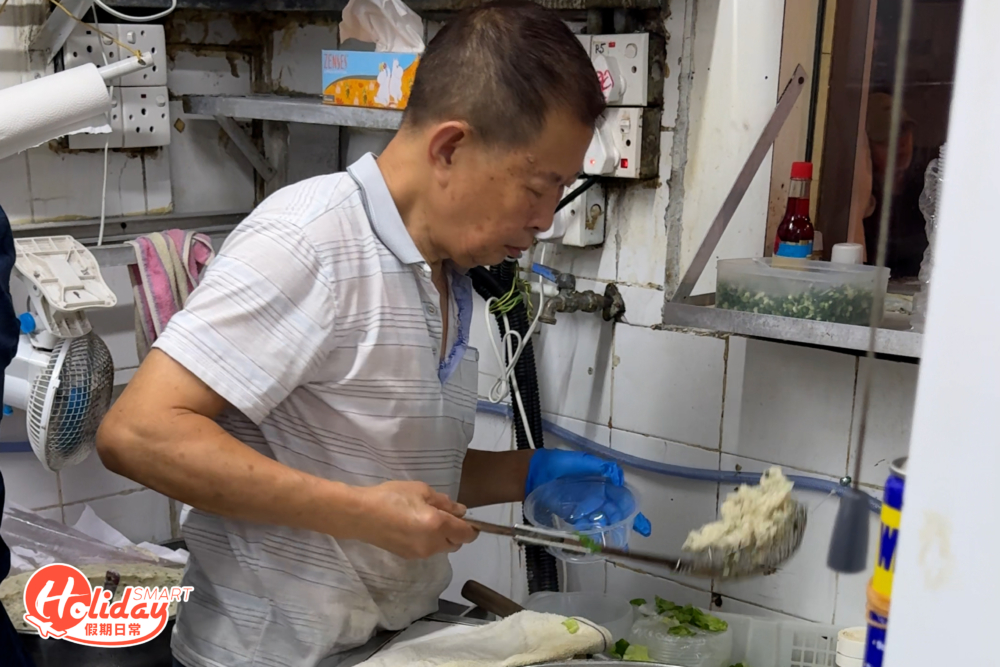 屹立於元朗數年的小店「朗屏魚肉翅車仔檔」由木頭車起家，後來於元朗媽橫路落戶，是區內街坊們必食的宵夜之選，就連間中在美食節開攤位都會人龍不斷，受歡迎程度十分誇張！