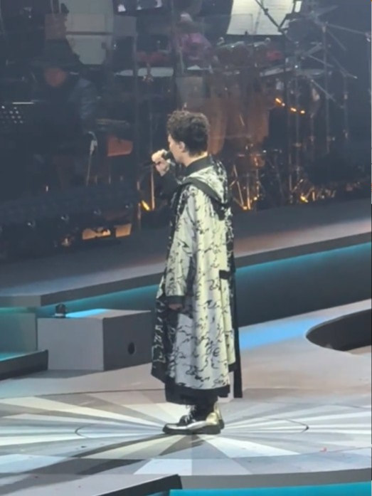 早前在南京開騷期間就有觀眾向Eason舉中指，令Eason當場只好背住觀眾演出調整情緒