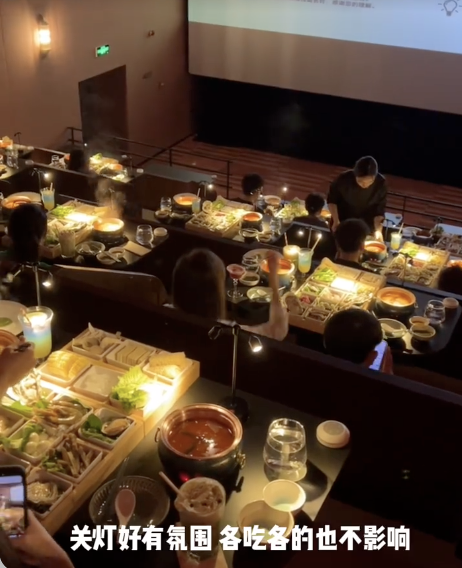 不少體驗過的網民都表示：「一邊涮火鍋真的好過癮！」