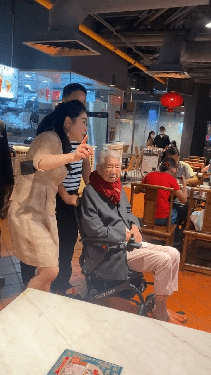 蔡瀾目前出入仍需要坐輪椅,去年在馬來西亞被捕獲亦見其消瘦不少