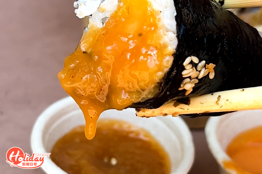 店家提供近10款醬汁，記者推介蘸上辣味蛋黃及蒜醬都很開胃！