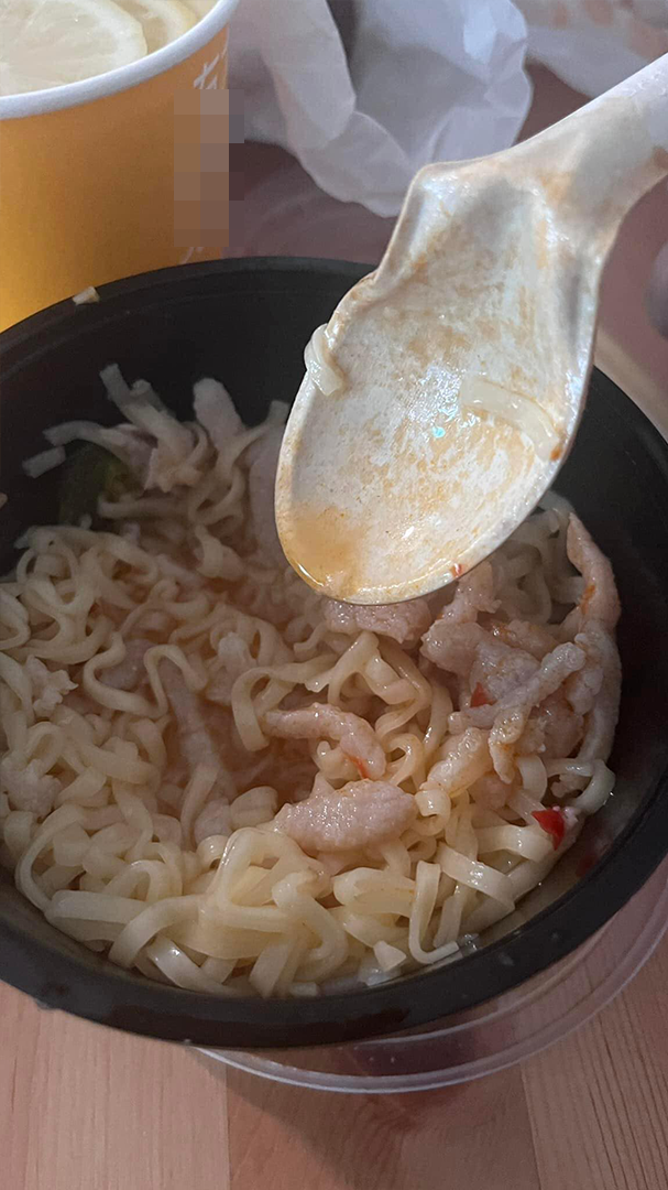 怎料麵未食及一半匙羹舀湯位置就已經嚴重變形