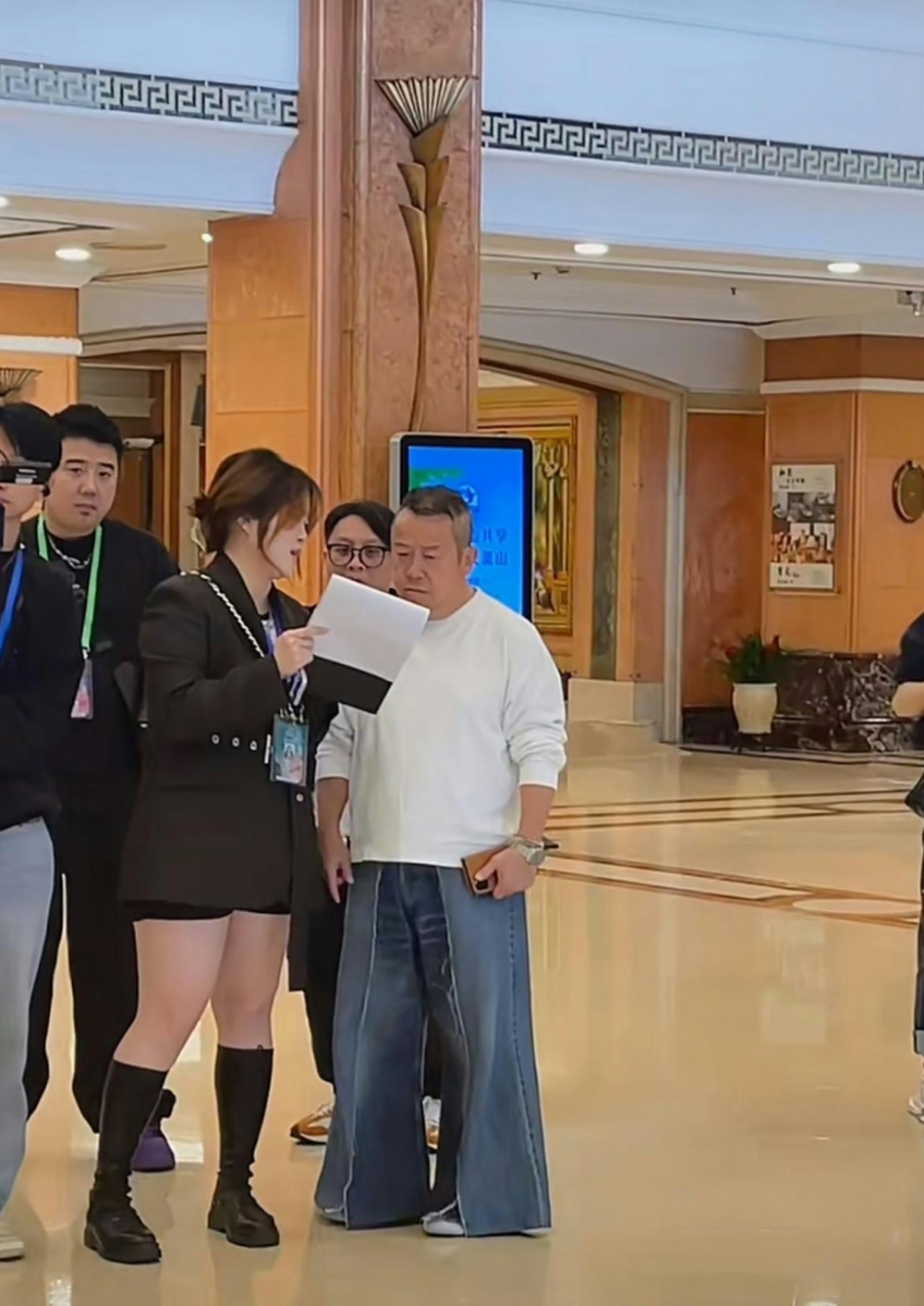 片中可見曾志偉一改往常打扮，穿上一條「時尚感十足」的拼貼款牛仔闊腳褲