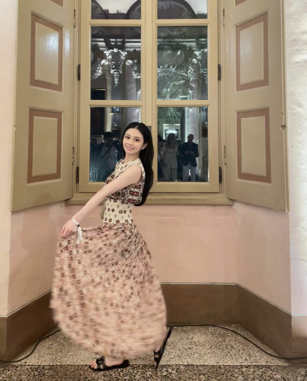 沈月成年後經常獲邀參加各大名媛宴會、品牌活動