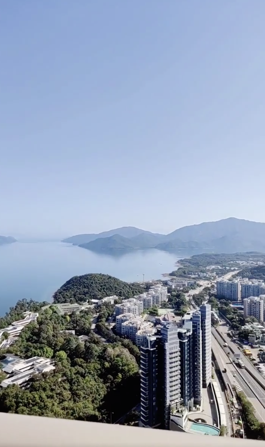 梁競徽的香港居所位於一個有名的風水屋苑,陽台望海景