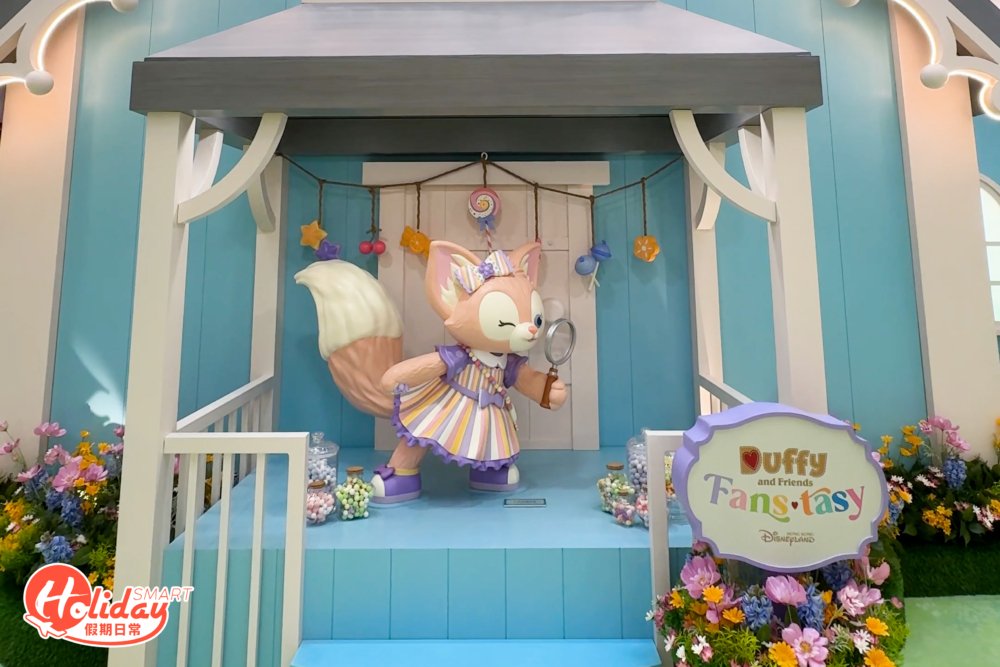 拿著放大鏡坐在糖果屋下收集糖果，可愛爆登。