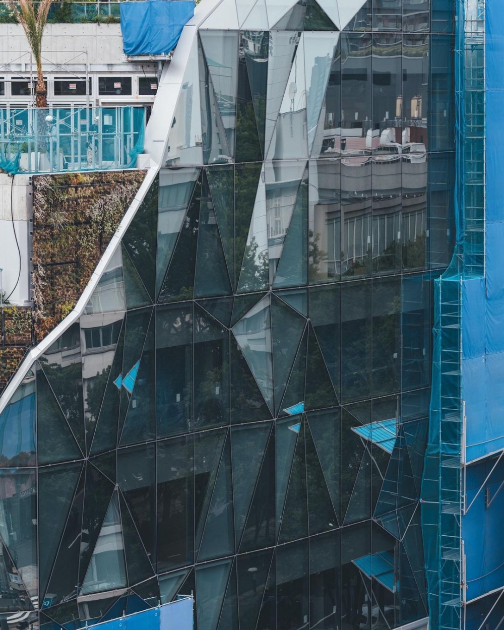 日本著名建築師平田晃久採用大量不規則的塊狀及幾何組成建築造型，並以「編輯設計」為概念運用鏡面元素打造建築立面