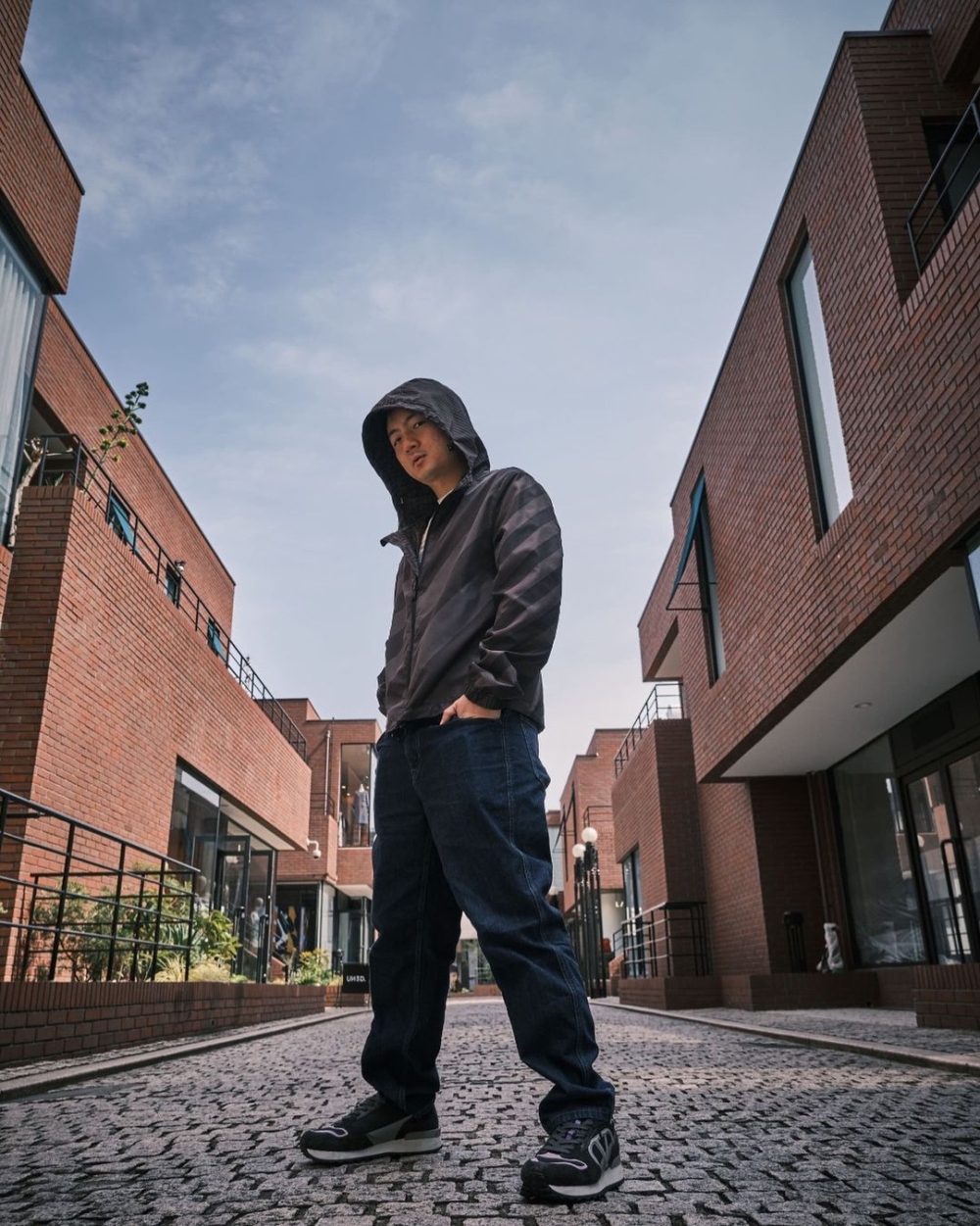 這次他沒有入住之前拍攝過的五星級豪華酒店,而是租住了服務式公寓。