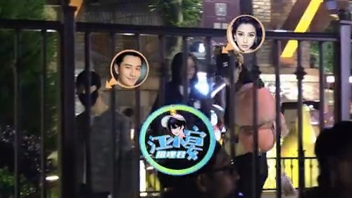 當他見到Angelababy未能跟上時，亦即停下腳步等待對方，然後再並肩而行