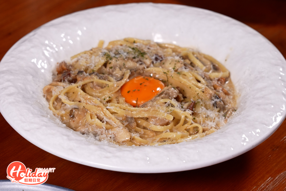 雙重煙腩肉卡邦尼意粉($168)，以羊奶芝士和蛋漿入饌。