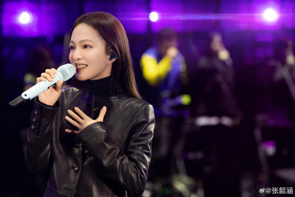 台灣歌手張韶涵近年到內地發展，她有多首經典作品，出演了不少音樂綜藝節目