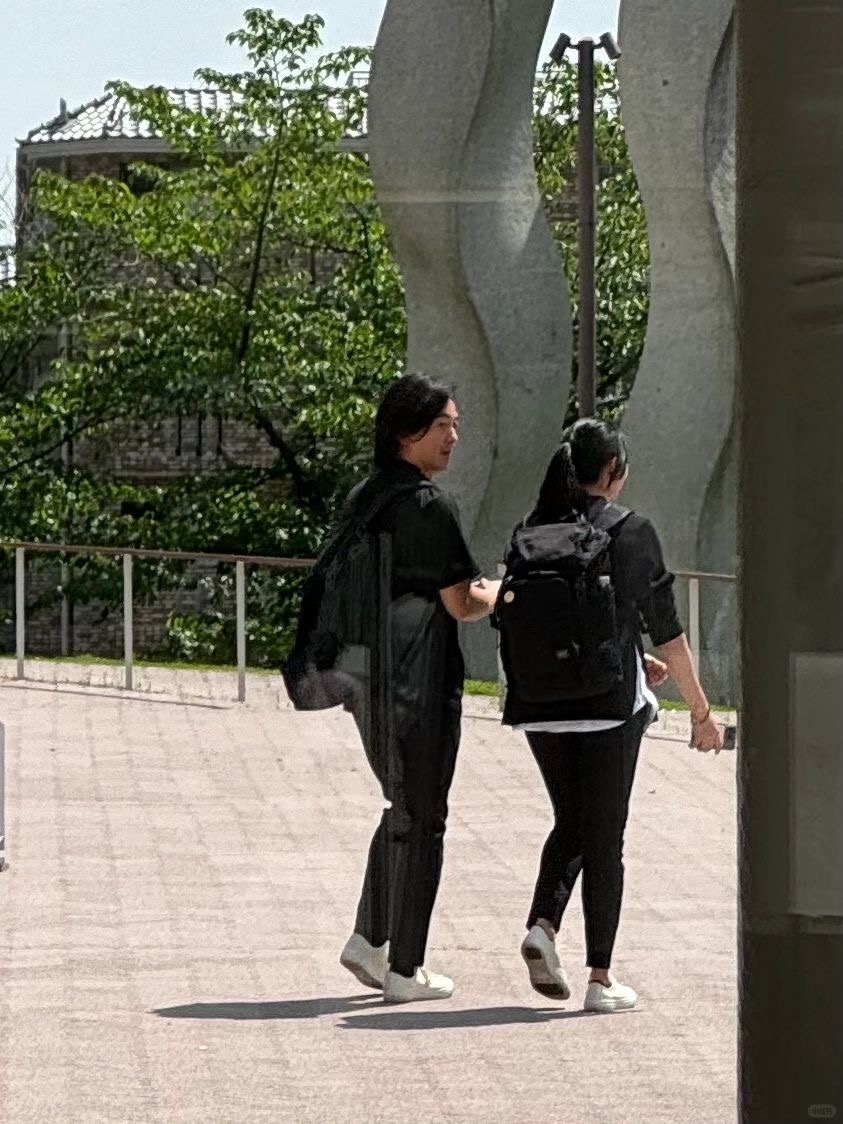 另外有網友表示喺京都睇村上隆展覽時偶遇鄭伊健夫婦，佢哋同樣係全身黑色打扮，孭住背囊，似乎係由東京去咗京都！