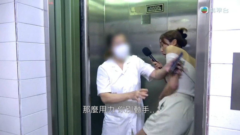 阿紅見黎寬怡追隨進入電梯便覺得不耐煩，於是用力推開了黎寬怡