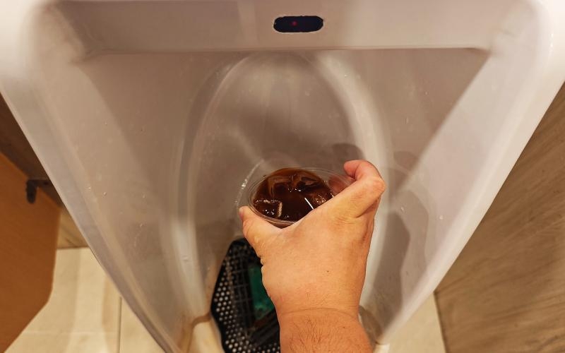 記者更倒了一杯咖啡到小便池