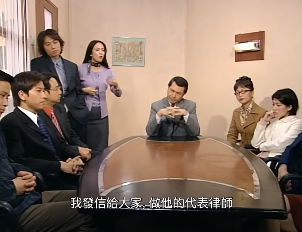 有指當年蕭亮沒有出席《男親女愛》舞台劇記者招待會，而是在另一地方舉辦唱片《蕭李老薑攝石人》的記者會