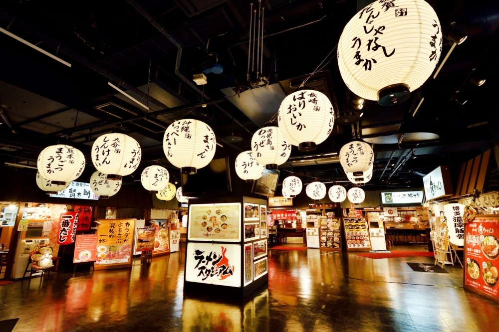 人氣爆燈的「拉麵競技場」,除了博多拉麵,還可以品嚐到日本各地的拉麵~