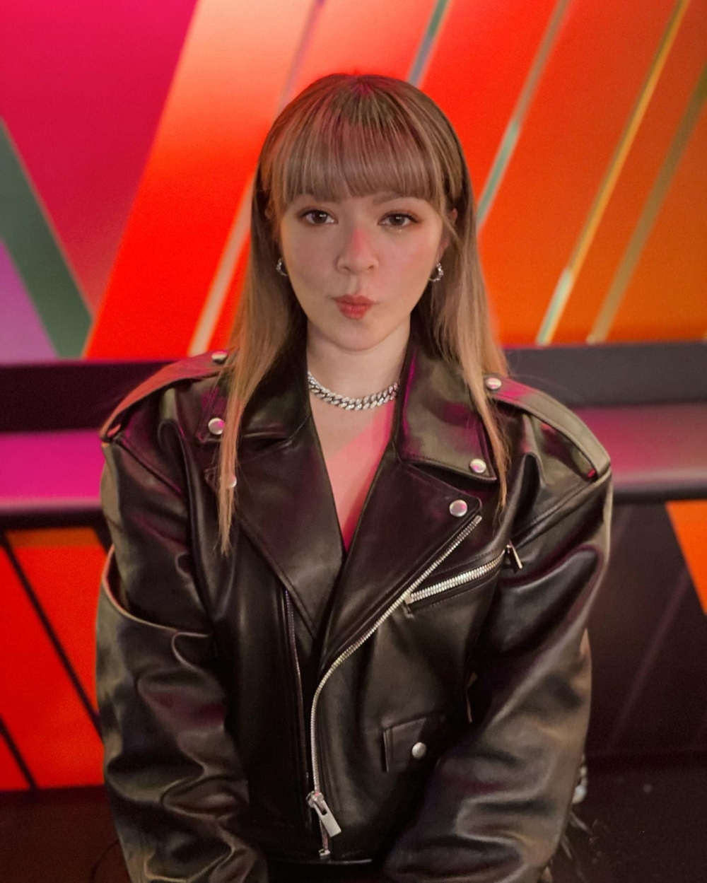 JW轉發這段受訪片段，並附上一個「微笑emoji」似乎藉此表達自己對於外界批評的態度